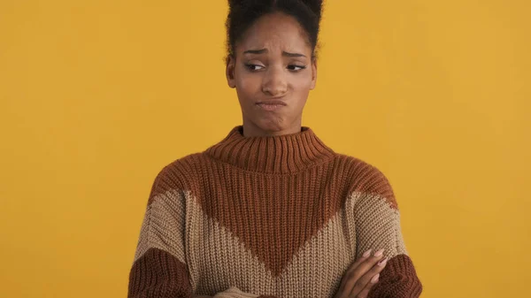 Porträt Eines Beleidigten Afroamerikanischen Mädchens Kuscheligem Pullover Mit Verschränkten Händen — Stockfoto