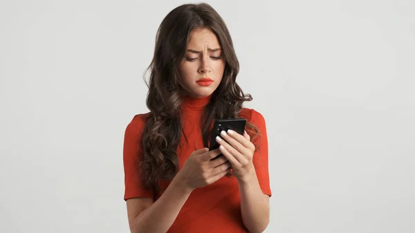 Perturbado Menina Morena Ofendida Vermelho Top Desapontadamente Usando Smartphone Sobre — Fotografia de Stock