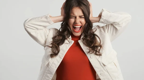 Genervt Lässiges Brünettes Mädchen Das Die Ohren Mit Händen Bedeckt — Stockfoto