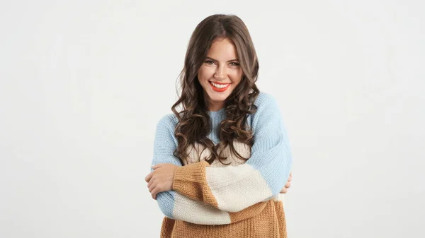 Hermosa Chica Morena Sonriente Suéter Acogedor Felizmente Mirando Cámara Sobre —  Fotos de Stock