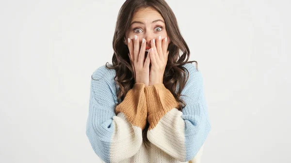 Atractiva Chica Morena Sorprendida Asombradamente Mirando Cámara Sobre Fondo Blanco — Foto de Stock