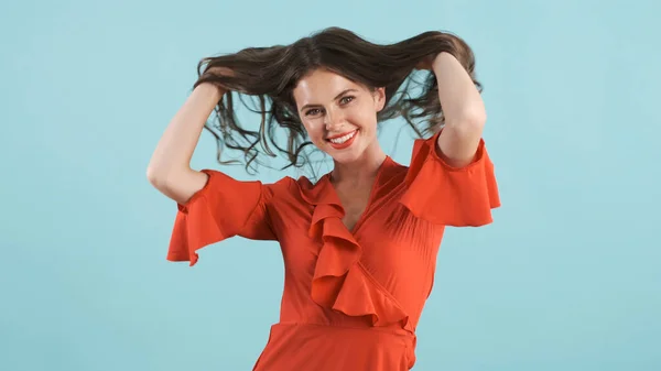 Menina Morena Muito Sorridente Vestido Vermelho Brincando Com Cabelo Olhando — Fotografia de Stock