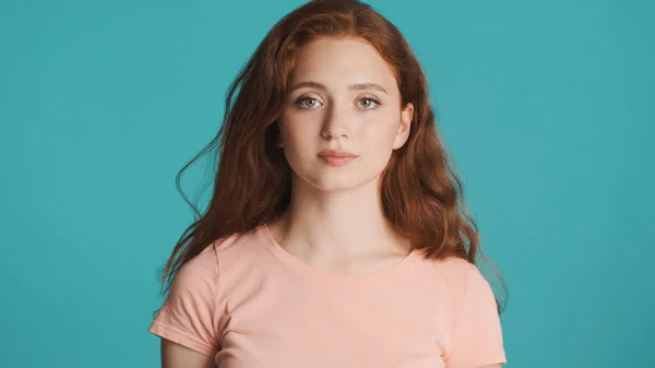 Mooie Ernstige Roodharige Meisje Vol Vertrouwen Zoek Camera Kleurrijke Achtergrond — Stockfoto