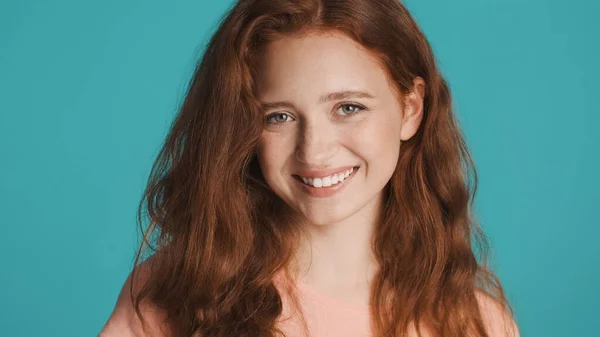 Güzel Gülümseyen Kızıl Saçlı Kız Renkli Arka Planda Kameraya Mutlu — Stok fotoğraf