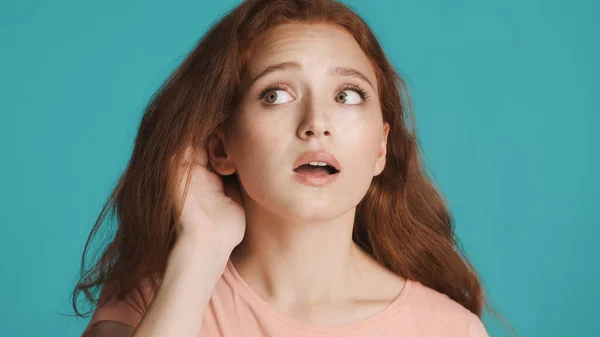Close Attractive Redhead Girl Trying Hear What Saying Colorful Background — Stock Photo, Image