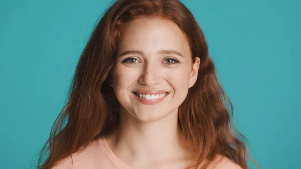 Menina Ruiva Muito Alegre Olhando Alegremente Câmera Sorrindo Sobre Fundo — Fotografia de Stock