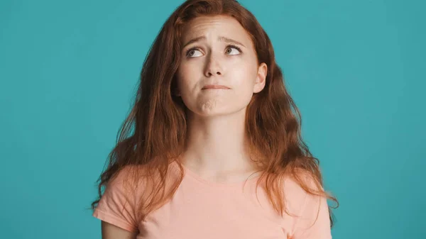 Menina Ruiva Ansiosa Atraente Nervosamente Mordendo Lábios Posando Câmera Sobre — Fotografia de Stock