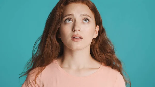 Düşünceli Kızıl Saçlı Kızın Portresi Özenle Renkli Bir Arkaplana Bakıyor — Stok fotoğraf