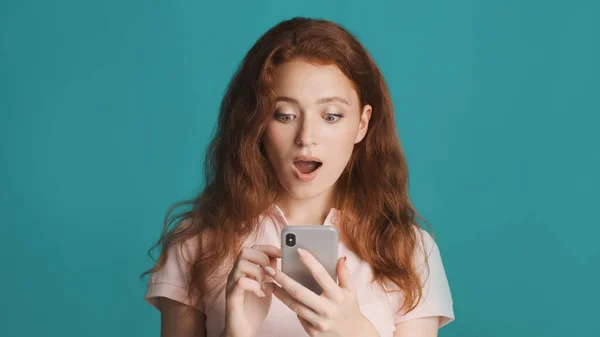 Atrakcyjny Zaskoczony Ruda Dziewczyna Zadziwiająco Pomocą Smartfona Kolorowe Tło Wow — Zdjęcie stockowe