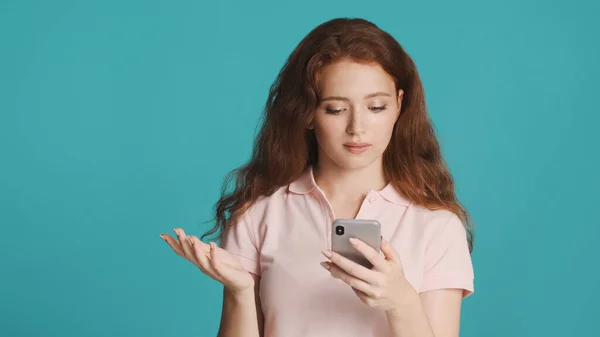 Atrakcyjne Nudne Ruda Dziewczyna Pomocą Smartfona Bez Zainteresowania Kolorowe Tło — Zdjęcie stockowe