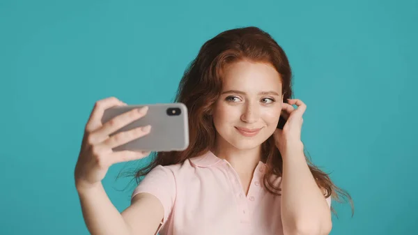 Pretty Uśmiechnięta Ruda Dziewczyna Uroczo Biorąc Selfie Smartfonie Kolorowe Tło — Zdjęcie stockowe