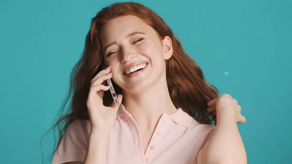 Довольно Веселая Рыжая Девушка Счастливо Смеялась Разговаривая Телефону Красочном Фоне — стоковое фото