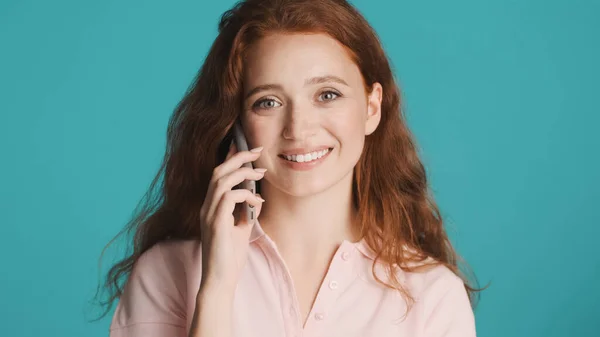 Красивая Улыбающаяся Рыжая Девушка Говорит Телефону Счастливо Глядя Камеру Красочном — стоковое фото