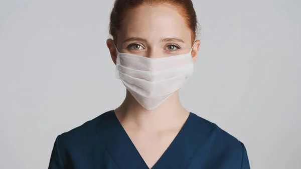Młoda Piękna Kobieta Lekarz Masce Medycznej Szczęśliwie Patrząc Aparacie Białym — Zdjęcie stockowe