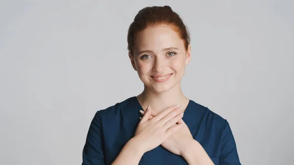 Joven Enfermera Sonriente Hermosa Felizmente Cogida Mano Corazón Sobre Fondo — Foto de Stock