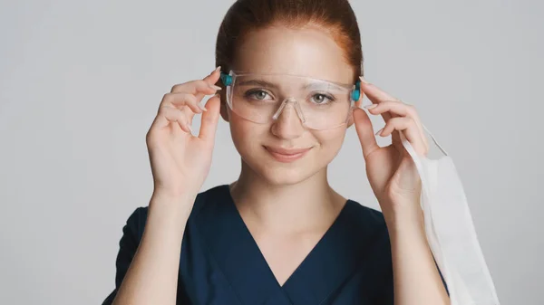 Ung Kvinnlig Läkare Tryggt Bär Skyddande Glasögon Kameran Över Vit — Stockfoto