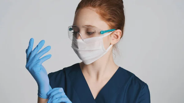 Młoda Lekarka Okularach Ochronnych Masce Rękawiczkach Medycznych Białym Tle — Zdjęcie stockowe