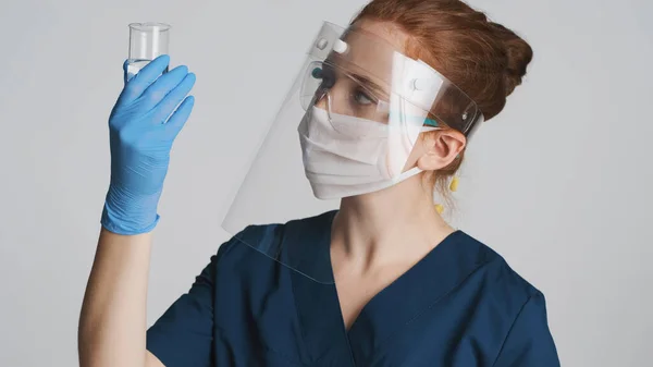 Profesjonalna Lekarka Masce Ochronnej Rękawiczkach Medycznych Pracujących Kolbą Izolowaną — Zdjęcie stockowe