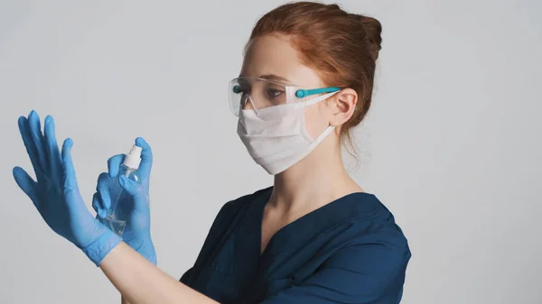 Młoda Lekarka Okularach Ochronnych Maskach Rękawiczkach Medycznych Stosująca Środek Antyseptyczny — Zdjęcie stockowe