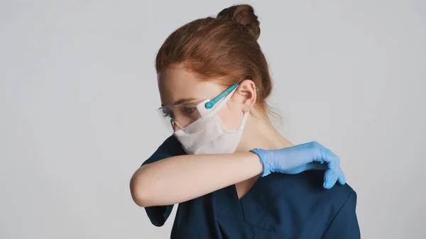 Młoda Lekarka Okularach Ochronnych Maskach Rękawiczkach Medycznych Kaszel Pokrywający Ramię — Zdjęcie stockowe