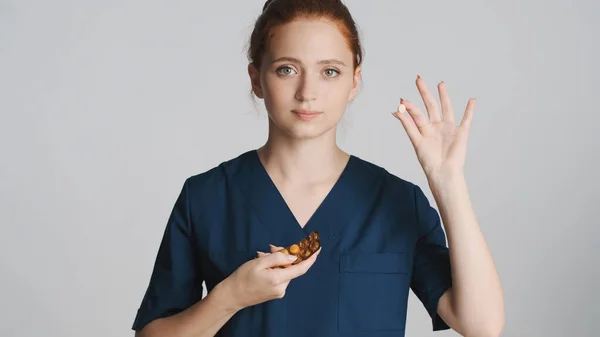 Porträtt Attraktiv Kvinnlig Läkare Som Tar Medicinska Piller Över Vit — Stockfoto