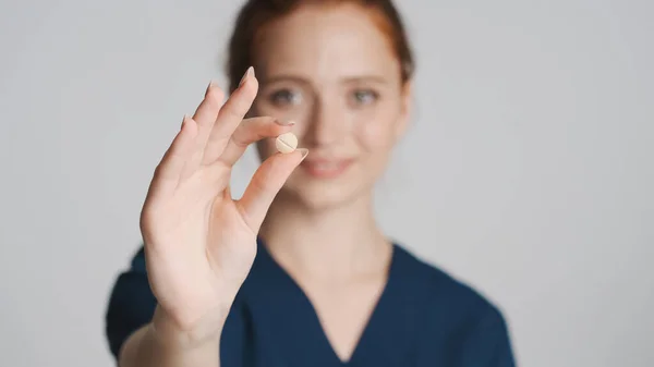 Närbild Sjuksköterska Visar Medicinska Piller Kameran Över Vit Bakgrund — Stockfoto