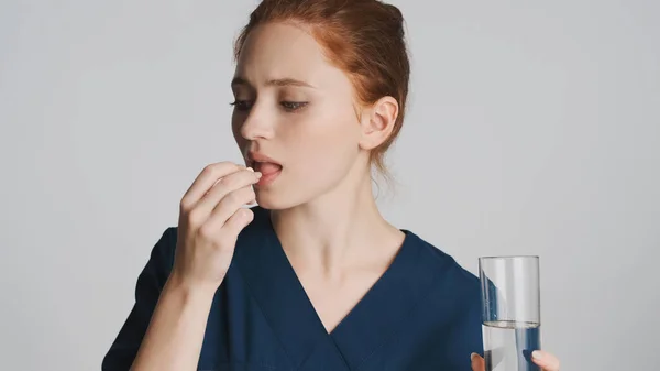 Retrato Atractiva Doctora Tomando Píldoras Médicas Bebiendo Agua Pura Sobre —  Fotos de Stock