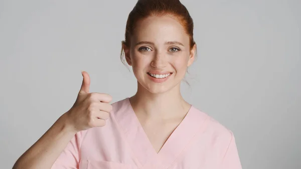 Ung Beautifu Leende Sjuksköterska Uniform Gärna Visar Tummen Upp Kameran — Stockfoto