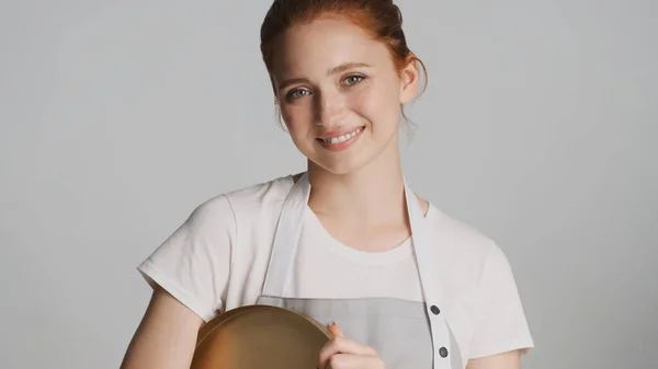 Hermosa Camarera Encantadora Delantal Con Bandeja Alegremente Posando Cámara Sobre — Foto de Stock