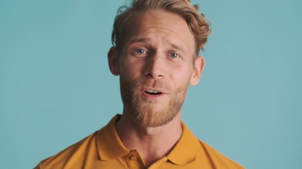 Giovane Biondo Barbuto Uomo Sorridente Sorprendentemente Guardando Macchina Fotografica Dicendo — Video Stock