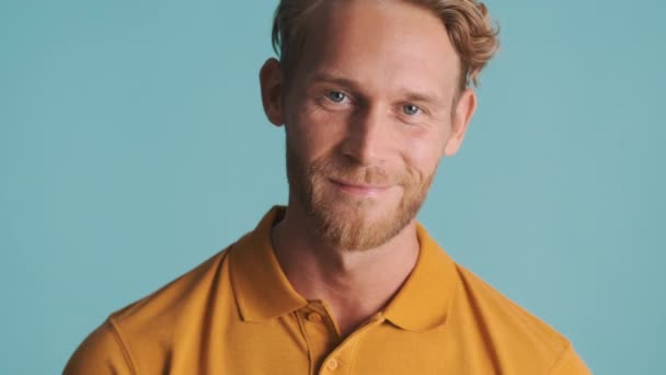 Mladý Atraktivní Blond Vousatý Muž Sebevědomě Mává Ano Kameře Přes — Stock video