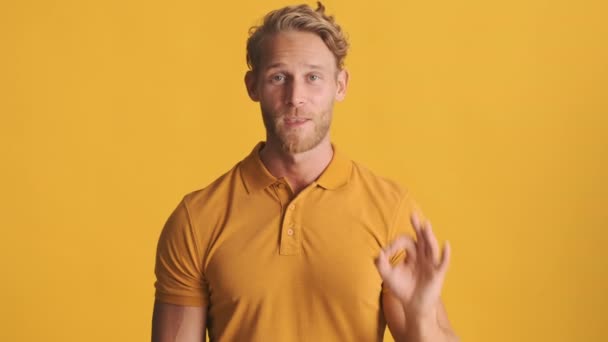 Yakışıklı Sarışın Sakallı Adam Kamerada Iyi Bir Jest Yapıyor Renkli — Stok video