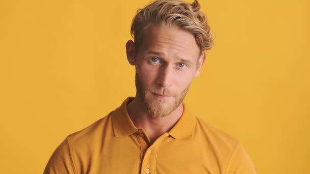 Yakışıklı Sarışın Sakallı Adam Kendine Güveniyor Daha Sonra Renkli Arka — Stok video