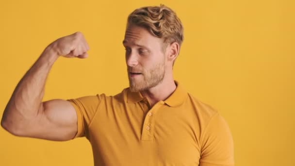 Atrakcyjne Silne Blond Brodaty Facet Szczęśliwie Pokazując Mięśnie Bicepsów Przed — Wideo stockowe