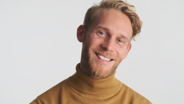 Bello Sorridente Uomo Biondo Barbuto Felicemente Posa Sulla Macchina Fotografica — Video Stock