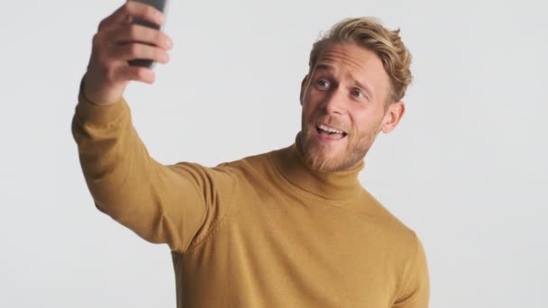 Attraktiv Snygg Blond Skäggig Man Visar Fred Gest Tar Selfie — Stockvideo