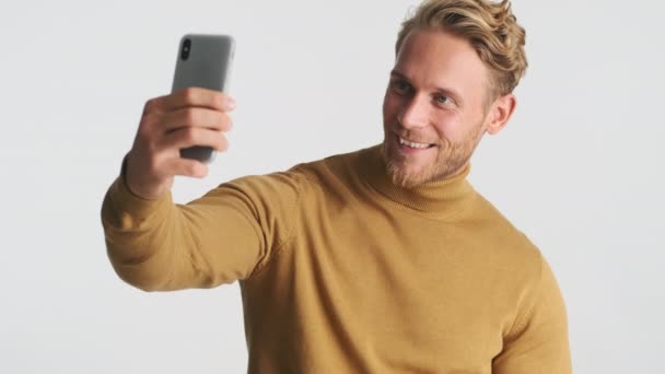 Atraktivní Přátelské Blond Vousatý Muž Úsměvem Brát Selfie Smartphone Přes — Stock video