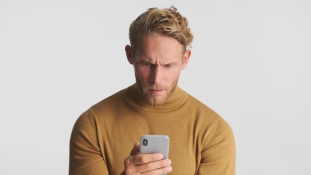 Ung Attraktiv Blond Skäggig Man Med Smartphone Och Glädje Kameran — Stockvideo