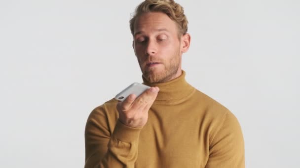 Fešák Blond Vousatý Muž Nahrávání Hlasové Zprávy Smartphone Přes Bílé — Stock video