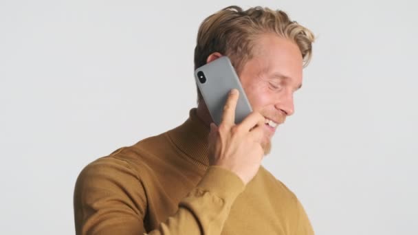 Fešák Stylový Blond Vousatý Muž Mluví Smartphone Usmívá Přes Bílé — Stock video