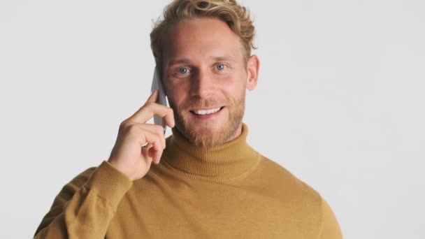 Fešák Jistý Blond Vousatý Muž Mluví Smartphone Šťastně Dívá Kamery — Stock video