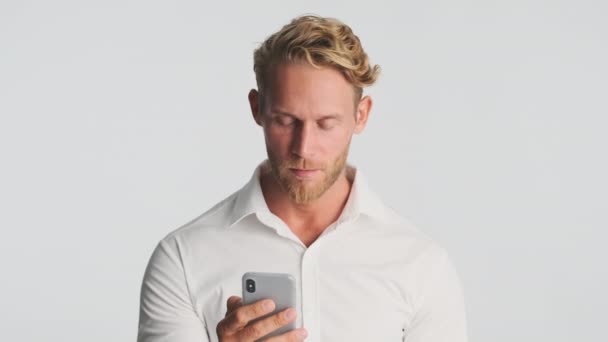 Attraktiv Allvarlig Blond Skäggig Man Skjorta Intensivt Med Smartphone Viftar — Stockvideo