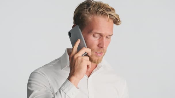 Hezký Blonďatý Vousatý Obchodník Košili Sebevědomě Hovořící Izolovaném Chytrém Telefonu — Stock video