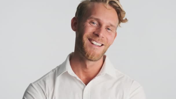 Atraktivní Blond Muž Dotknout Jeho Vousy Šťastně Dívá Kamery Přes — Stock video