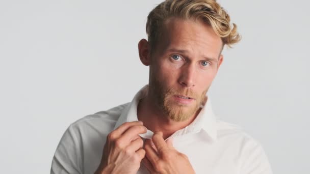 Pohledný Blond Vousatý Podnikatel Košili Sebevědomě Předehřívání Kameře Přes Bílé — Stock video