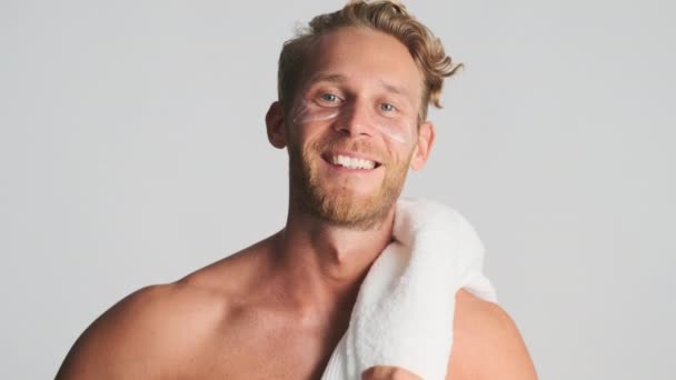 Attraktive Positive Blonde Bärtige Mann Augenklappen Mit Handtuch Auf Der — Stockvideo