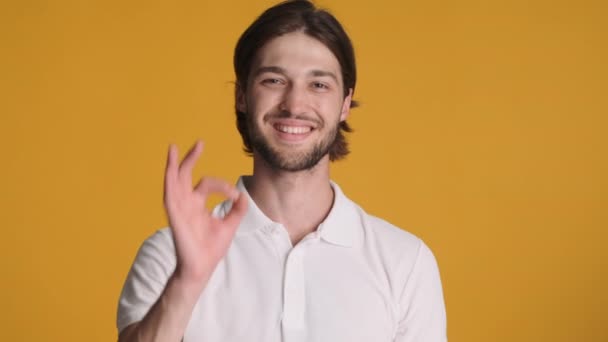 Genç Yakışıklı Sakallı Adam Mutlu Bir Şekilde Kameranın Önünde Beliriyor — Stok video