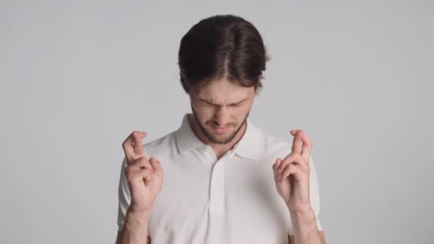 Jeune Homme Barbu Émotionnel Avec Les Doigts Croisés Espérons Prier — Video