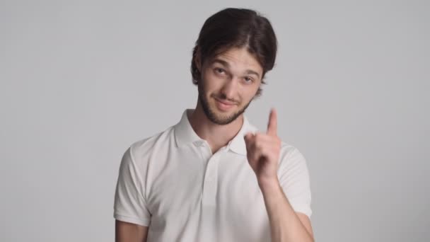 Atraktivní Stylový Chlap Vám Sebejistě Ukazuje Gesto Kameře Nad Šedým — Stock video
