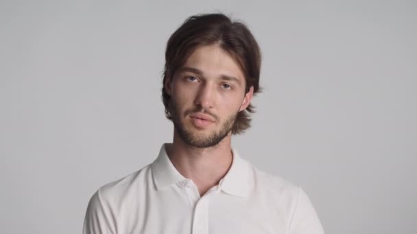 Mladý Atraktivní Muž Unaveně Ukazuje Šedém Pozadí Nápis Zbraněmi Výraz — Stock video
